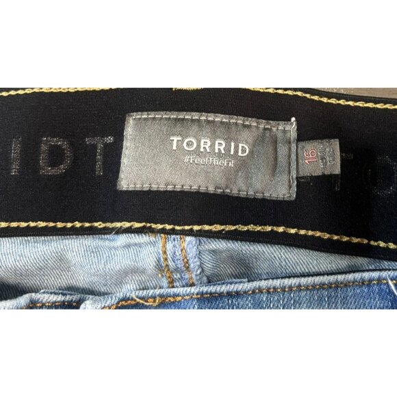 Torrid Womens Distressed Denim Shorts Size 16 Mid-Rise Light Wash Stretch Fabric - Picture 3 of 8